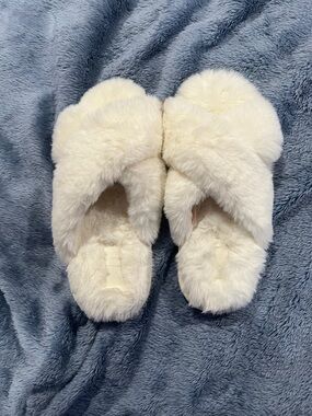 PINK Victoria's Secret Cream Faux-Fur Crossband Slippers